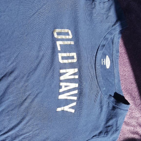 I am selling a Old Navy tee - Picture 3 of 4